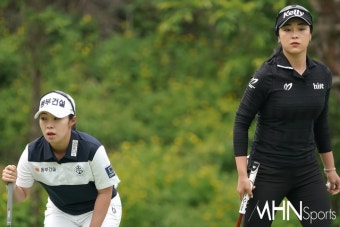 [mhn포토] 김수지-윤이나, 보이지 않는 선 < 포토뉴스 < 골프 < 스포츠 < 기사본문 - MHNsports / MHN스포츠 [mhn포토] 김수지-윤이나, 보이지...
