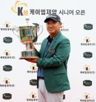 오픈 우승 통산 4승 < 포토뉴스 < 골프 < 스포츠 < 기사본문 - MHN스포츠 / MHN Sports [mhn포토] 모중경 케이엠제약 시니어 오픈 우승 통산 4승