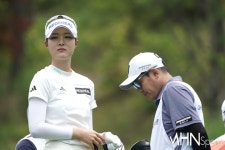 [mhn포토] 김나영, 공략 방향 다시 한번 보고 < 포토뉴스 < 골프뉴스 < 스포츠뉴스 < 기사본문 - MHNsports / MHN스포츠 [mhn포토] 김나영, 공략... 