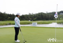 [mhn포토] 이기쁨, 묵념 시작 < 포토뉴스 < 골프뉴스 < 스포츠뉴스 < 기사본문 - MHNsports / MHN스포츠 [mhn포토] 이기쁨, 묵념 시작