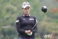 [mhn포토] 지한솔, 주시로 보는 공략 지점 < 포토뉴스 < 골프 < 스포츠 < 기사본문 - MHN / 엠에이치앤 [mhn포토] 지한솔, 주시로 보는 공략 지점... 