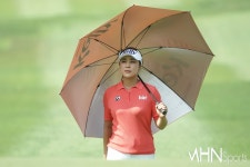 [mhn포토] 윤이나, 아쉬운 준우승에 만족한다 < 포토뉴스 < 골프 < 스포츠 < 기사본문 - MHNsports / MHN스포츠 [mhn포토] 윤이나, 아쉬운...