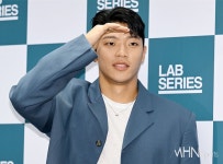 MHN / 엠에이치앤 여진구 아냐? 화장품 브랜드 앰버서더 황희찬, 랩시리즈 팝업스토어 방문 - MHN / 엠에이치앤