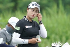 [mhn포토] 지한솔, 이제 음악은 끄고 < 포토뉴스 < 골프 < 스포츠 < 기사본문 - MHNsports / MHN스포츠 [mhn포토] 지한솔, 이제 음악은 끄고