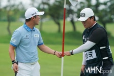 [mhn포토] 박성국-박인용 버디 하세요~ < 포토뉴스 < 골프 < 스포츠 < 기사본문 - MHNsports / MHN스포츠 [mhn포토] 박성국-박인용 버디... 