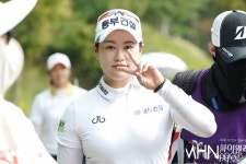 [mhn포토] 지한솔, 이동 중 브이 < 포토뉴스 < 골프 < 스포츠 < 기사본문 - MHN / 엠에이치앤 [mhn포토] 지한솔, 이동 중 브이 - MHN / 엠에이치앤