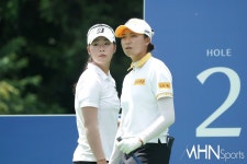 [mhn포토] 신지영-박예지, 교차 < 포토뉴스 < 골프 < 스포츠 < 기사본문 - MHN / 엠에이치앤 [mhn포토] 신지영-박예지, 교차 - MHN / 엠에이치앤