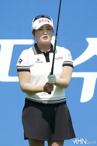 [mhn포토] 노승희, 역전 우승 정조준 < 포토뉴스 < 골프 < 스포츠 < 기사본문 - MHNsports / MHN스포츠 [mhn포토] 노승희, 역전 우승 정조준