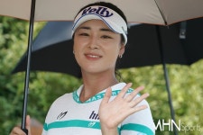 [mhn포토] 윤이나, 또 우승 노려요 < 포토 < 스포츠 < 기사본문 - MHN / 엠에이치앤 [mhn포토] 윤이나, 또 우승 노려요 - MHN / 엠에이치앤