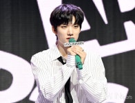 [mhn포토] 아크 현민 보이즈플래닛 출신 < 무대쇼케이스 < 포토 < 연예 < 기사본문 - MHN / 엠에이치앤 [mhn포토] 아크 현민 보이즈플래닛... 