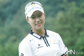 [mhn포토] 정윤지, 안경은 어디에 두셨어요 < 포토 < 스포츠 < 기사본문 - MHNsports / MHN스포츠 [mhn포토] 정윤지, 안경은 어디에 두셨어요