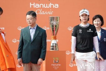 [mhn포토] 박지영, 우승 재킷 입기 전 신나는 손 댄스 < 포토 < 스포츠 < 기사본문 - MHN / 엠에이치앤 [mhn포토] 박지영, 우승 재킷 입기 전...