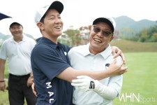 [mhn포토] 이현-이강선, 살아있는 전설 오늘 너무 기쁘다 < 포토 < 스포츠 < 기사본문 - MHNsports / MHN스포츠 [mhn포토] 이현-이강선... 