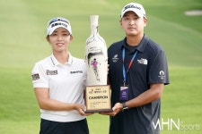 [mhn포토] 배소현, 우승 합작 한 캐디 이승하 < 포토 < 스포츠 < 기사본문 - MHNsports / MHN스포츠 [mhn포토] 배소현, 우승 합작 한 캐디 이승하