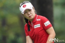 [mhn포토] 이소영, 우승 정조준 < 골프 < 스포츠 < 기사본문 - MHNsports / MHN스포츠 [mhn포토] 이소영, 우승 정조준