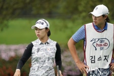 [mhn포토] 김수지-이순석, 살피고 또 살핀다 < 포토 < 스포츠 < 기사본문 - MHN스포츠 / MHN Sports [mhn포토] 김수지-이순석, 살피고 또 살핀다