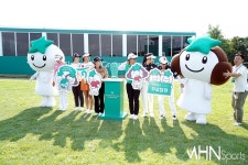 [mhn포토] 김효주, 쓰러지려는 별송이 구하기 < 포토 < 스포츠... 엠에이치앤 [mhn포토] 김효주, 쓰러지려는 별송이 구하기 - MHN / 엠에이치앤