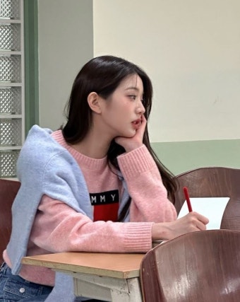 '기억 조작 비주얼'...장원영, 풋풋한 캠퍼스 새내기룩 < 패션/뷰티 < 생활/문화 < 뉴스 < 기사본문 - MHN스포츠 / MHN Sports '기억 조작 비주얼'.....
