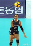 [mhn포토] 유니, 강력한 서브와 공격으로 현재 16득점 31,73% 성공률 < 포토 < 스포츠 < 기사본문 - MHN / 엠에이치앤 [mhn포토] 유니, 강력한... 