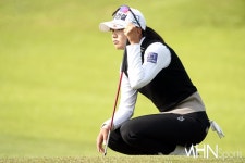 [mhn포토] 장수연, 신중하게 살핀다 < 포토 < 스포츠 < 기사본문 - MHN / 엠에이치앤 [mhn포토] 장수연, 신중하게 살핀다 - MHN / 엠에이치앤
