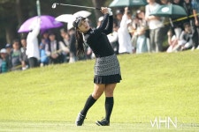 [mhn포토] 윤이나, 샷 이글 들어가나요 < 포토 < 스포츠 < 기사본문 - MHNsports / MHN스포츠 [mhn포토] 윤이나, 샷 이글 들어가나요