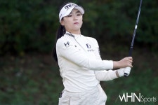 [mhn포토] 주가인, 한참을 보는 타구 방향 < 골프 < 스포츠 < 기사본문 - MHN / 엠에이치앤 [mhn포토] 주가인, 한참을 보는 타구 방향