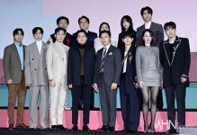 [포토] 3년만에 돌아온 오징어 게임 시즌2 < TV제작발표회 < 포토 < 연예 < 기사본문 - MHN / 엠에이치앤 [포토] 3년만에 돌아온 오징어 게임... 