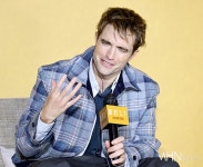 [포토] 로버트 패틴슨 성실한 대답 < 영화시사회 < 포토 < 연예 < 기사본문 - MHN / 엠에이치앤 [포토] 로버트 패틴슨 성실한 대답 - MHN... 