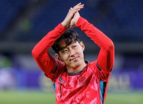 [공식] 손흥민, 김민재 제치고 2년 만에 