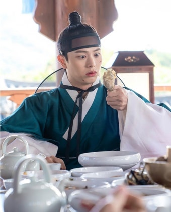 ‘닭다리+병나발’ 육성재, 천년 묵은 이무기의 폭식 본능 폭발(귀궁) < 금토드라마 < 드라마 < 연예 < 기사본문 - MHN / 엠에이치앤 ‘닭다리...