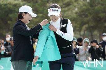 [mhn포토] 김민주, 내게 잘 어울리는 우승 재킷 < 포토뉴스 < 골프 < 스포츠 < 기사본문 - MHN / 엠에이치앤 [mhn포토] 김민주, 내게 잘 어울리는...
