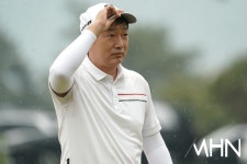 [mhn포토] 김성태, 인사로 시작합니다 < 포토뉴스 < 골프 < 스포츠 < 기사본문 - MHN / 엠에이치앤 [mhn포토] 김성태, 인사로 시작합니다 - MHN... 