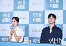 [포토] 김시은 우리 둘 사이에로 인사드려요 < 영화시사회 < 포토... 엠에이치앤 [포토] 김시은 우리 둘 사이에로 인사드려요 - MHN / 엠에이치앤