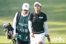 [mhn포토] 서교림, 캐디 전병권과 함께 < 포토뉴스 < 골프 < 스포츠 < 기사본문 - MHN / 엠에이치앤 [mhn포토] 서교림, 캐디 전병권과 함께 - MHN... 