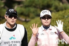 김현수MFS골프 | [mhn포토] 김우정-김현수 남매, 손 인사로 출발 < 포토뉴스 < 골프 < 스포츠 < 기사본문 - MHN / 엠에이치앤 [mhn포토] 김우정-김현수 남매, 손...