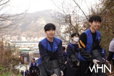 [mhn포토] 골프존그룹, 앳된 직원의 봉사미소 < 포토뉴스 < 골프 < 스포츠 < 기사본문 - MHN / 엠에이치앤 [mhn포토] 골프존그룹, 앳된 직원의... 