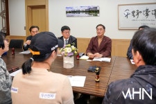 [mhn포토] 정장선 평택시장, 2026년 승승장구 하는 방신실... [mhn포토] 정장선 평택시장, 2026년 승승장구 하는 방신실 - MHN / 엠에이치앤