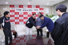 KIA, 금호타이어와 3년 더 간다...공식 파트너십 재계약 < KBO < 국내야구 < 스포츠 < 기사본문 - MHN / 엠에이치앤 KIA, 금호타이어와 3년 더... 