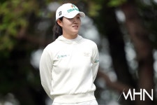 [mhn포토] 안재희, 루키 미소로 출발 준비 < 포토뉴스 < 골프 < 스포츠... 엠에이치앤 [mhn포토] 안재희, 루키 미소로 출발 준비 - MHN / 엠에이치앤