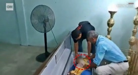 관속에서 다시 나온 여성... 사망판정받은 여성, 장례식 중 깨어나 관 두들겨... < 글로벌 < 뉴스 < 기사본문 - 모두서치 관속에서 다시 나온 여성...... 