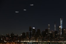 Saturn, Mars and Jupiter align over New York City in gorgeous night-sky photos | Space Saturn, Mars and Jupiter align over New... 