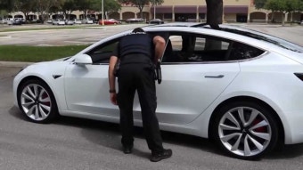 Tesla Model 3 소환모드 중 경찰에게 잡힘 : 클리앙
