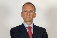 페라리 CEO, 전기차 중량 증가문제? 해법 있다 < 뉴스 < 자동차 < 기사본문 - 모터그래프코리아 페라리 CEO, 전기차 중량 증가문제? 해법 있다