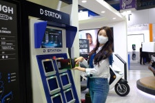 디앤에이모터스, 공중전화 부스를 이륜차 배터리 교체소 바꿔 < CAR... MOTORPLEX 디앤에이모터스, 공중전화 부스를 이륜차 배터리 교체소 바꿔