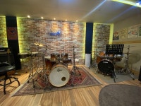 강남 신사동 가로수길에 위치한 럭셔리 스튜디오입니다. | 중고악기 뮬