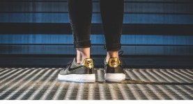 머스트잇(MUSTIT) - 나이키 에어포스 1 07 로우 이리디센트 여성 블랙 616725-007 / 220-290mm