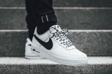 머스트잇(MUSTIT) - 나이키 에어포스1 로우 07 NBA/멘즈/흰검/검흰/남녀공용/커플화/에어포스원/823511-103/823511-007