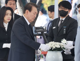 윤 대통령, 도어스테핑 중단...'말실수' 리스크 차단? < 정치사회·세계 < 뉴스 < 기사본문 - 내외일보 윤 대통령, 도어스테핑 중단...'말실수' 리스크...