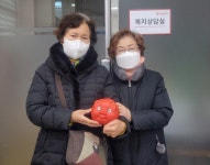 수원시 영통구 영통1동 대우·동신아파트 경로당, 사랑의 저금통 기부 < 경기 < 전국 < 기사본문 - 내외일보 수원시 영통구 영통1동 대우... 