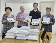 수원시 영통구 매탄4동 산드래미 상인회, 자매결연 경로당에 추석맞이... 영통구 매탄4동 산드래미 상인회, 자매결연 경로당에 추석맞이 송편 나눔